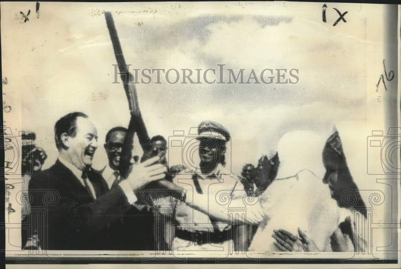 Load image into Gallery viewer, 1968 Press Photo Vice President Humphrey present ceremonial sword in Mogadishu.
