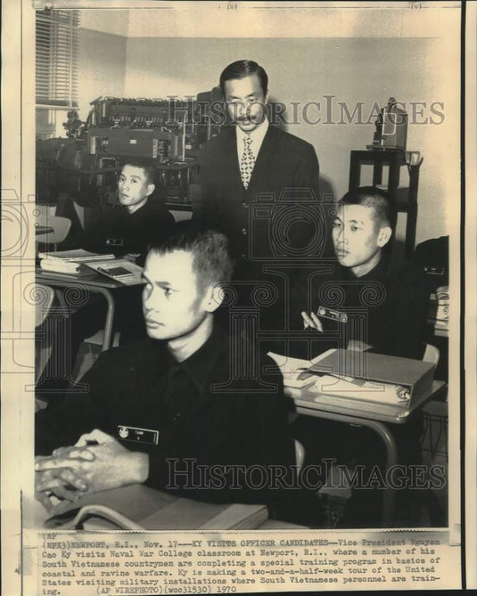 1970 Press Photo South Vietnam's Ky visits Rhode Island Naval War College.