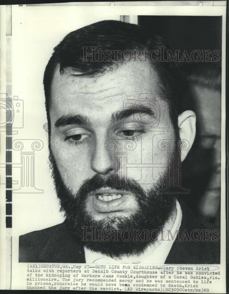 Load image into Gallery viewer, 1969 Press Photo Gary Steven Krist with reporters after receiving life sentence
