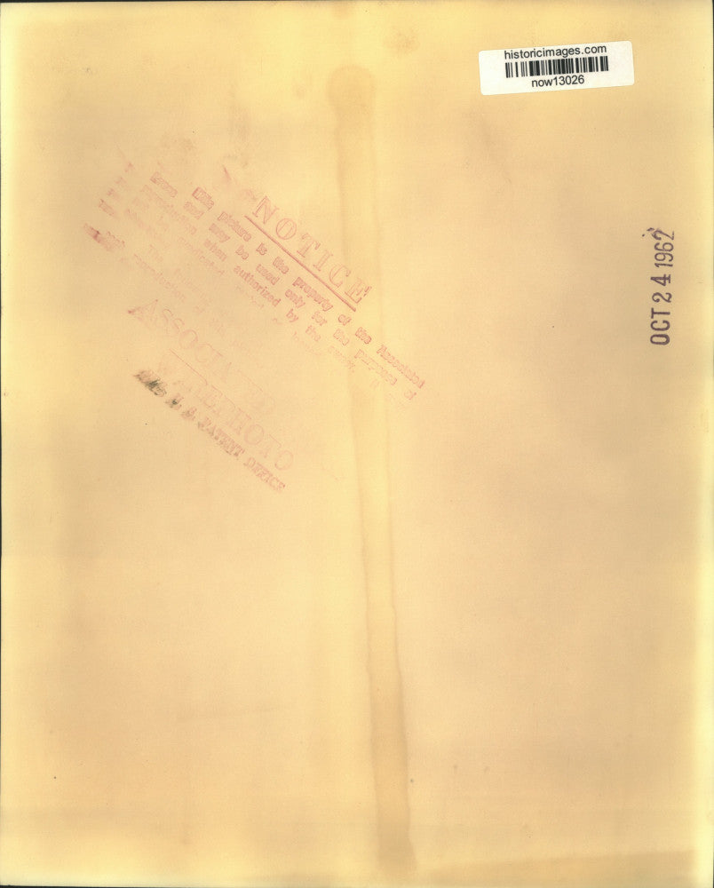 1962 Press Photo Senator Thomas Kuchel gets into Navy flying gear - now13026