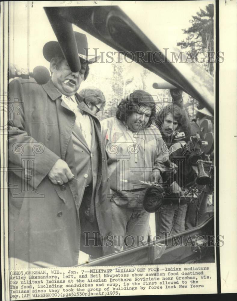 1975 Press Photo Indian mediators show newsmen food for militant Indians in WI
