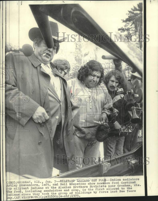 1975 Press Photo Indian mediators show newsmen food for militant Indians in WI
