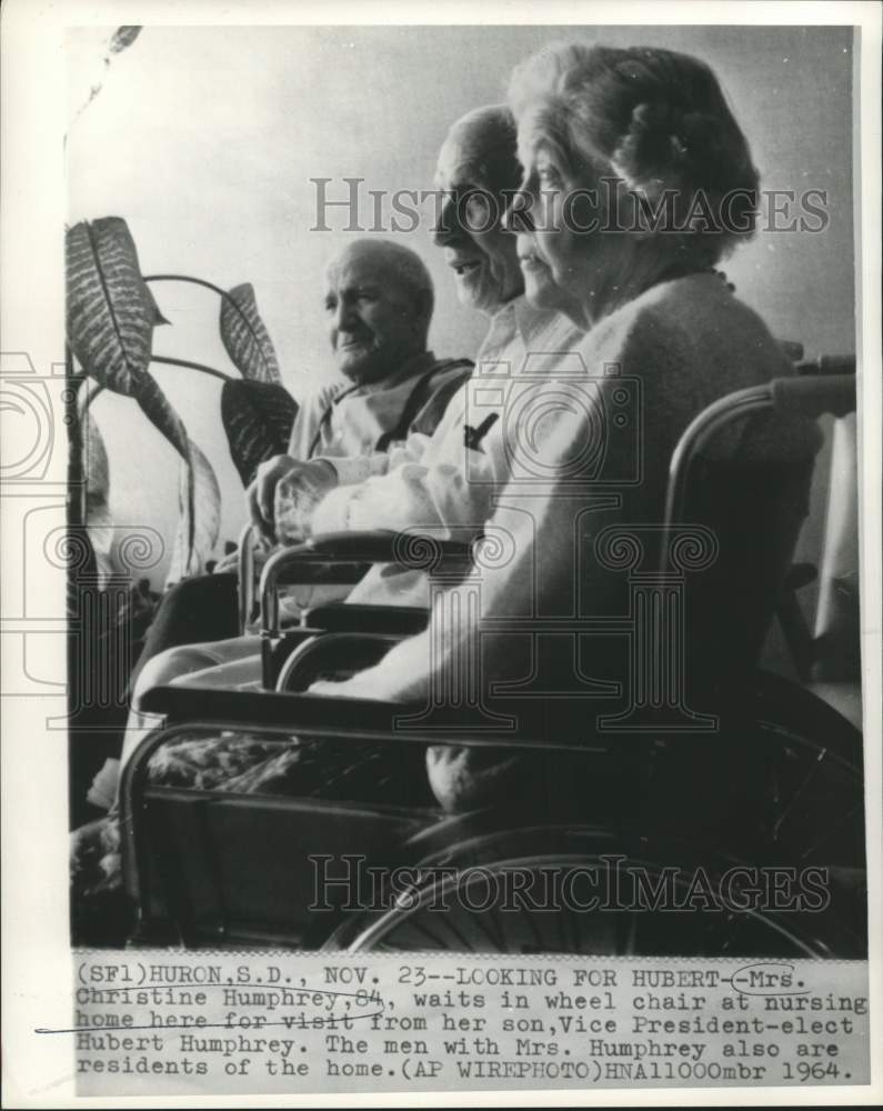 1964 Press Photo Christine Humphrey and other residents of nursing home