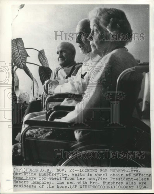1964 Press Photo Christine Humphrey and other residents of nursing home