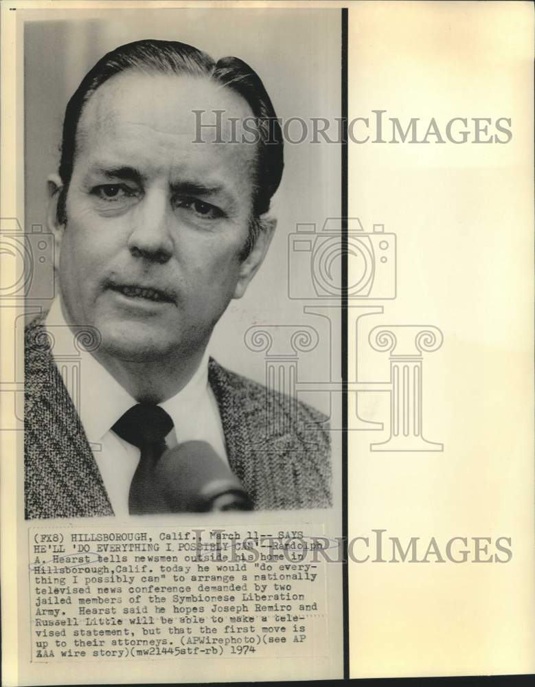 1974 Press Photo Randolph Hearst with newsmen outside his California home.