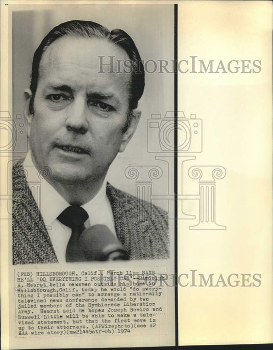 1974 Press Photo Randolph Hearst with newsmen outside his California home.