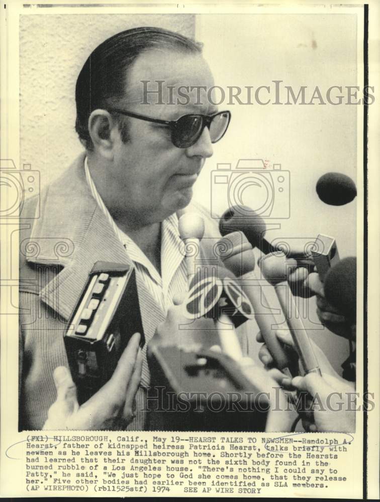 1974 Press Photo Randolph Hearst with newsmen at his California home.