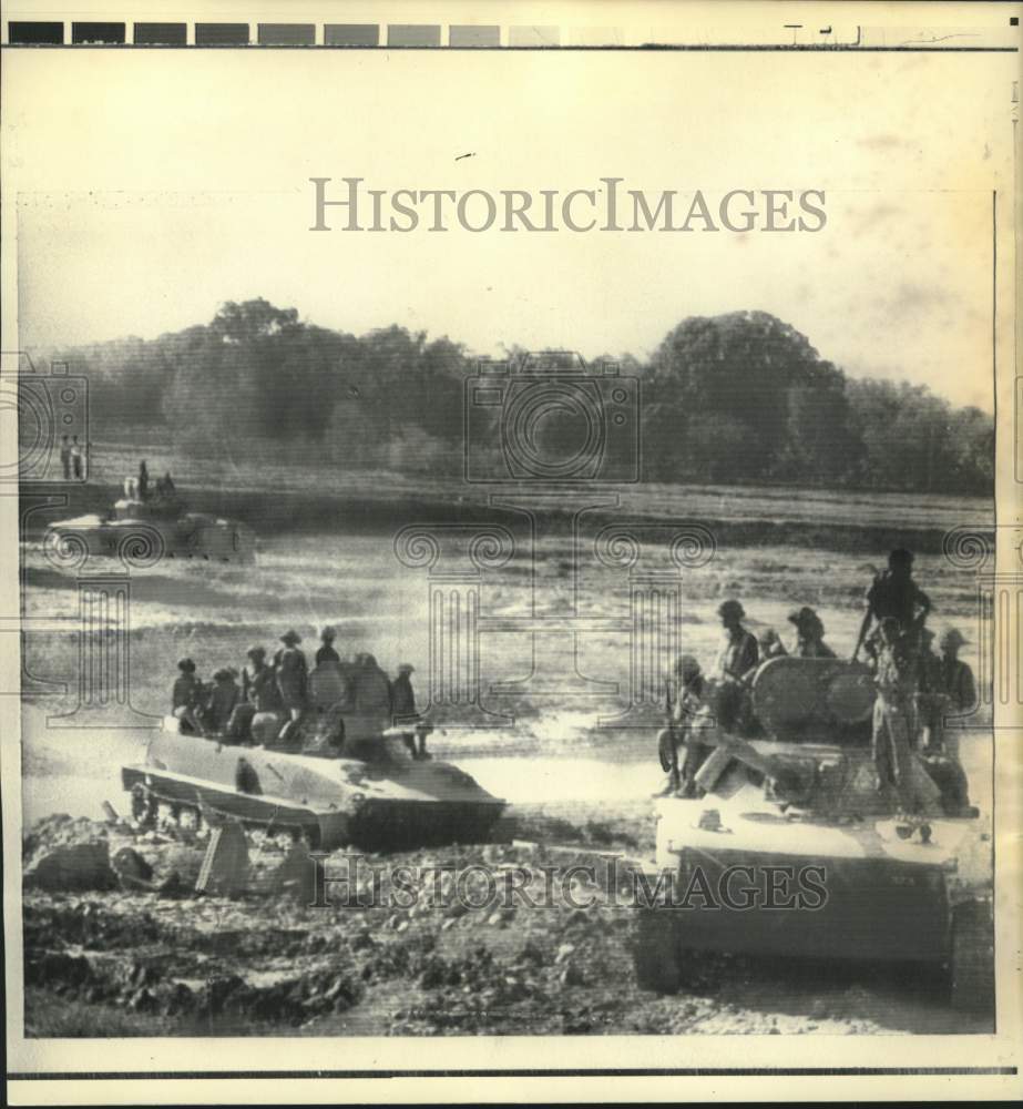 1971 Press Photo Armored vehicles carry India&#39;s infantrymen toward Bogra, India