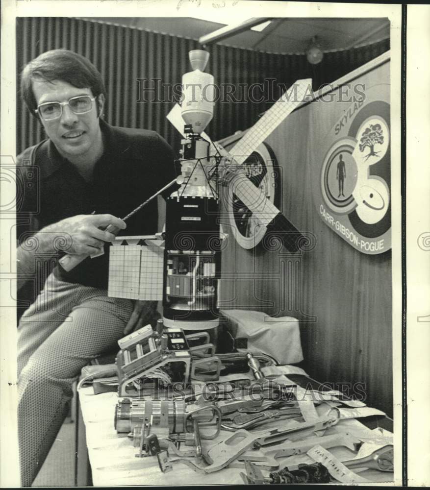 1973 Press Photo Bob Kain points to jammed antenna of Skylab 3 - now13282