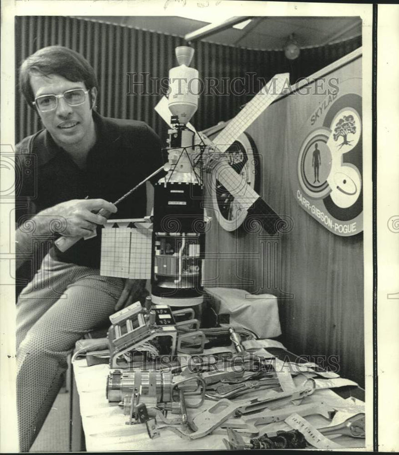 Load image into Gallery viewer, 1973 Press Photo Bob Kain points to jammed antenna of Skylab 3 - now13282
