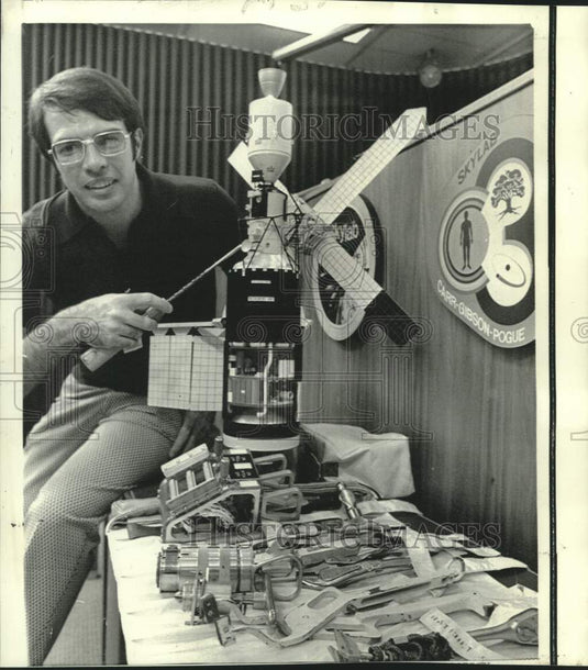 1973 Press Photo Bob Kain points to jammed antenna of Skylab 3 - now13282