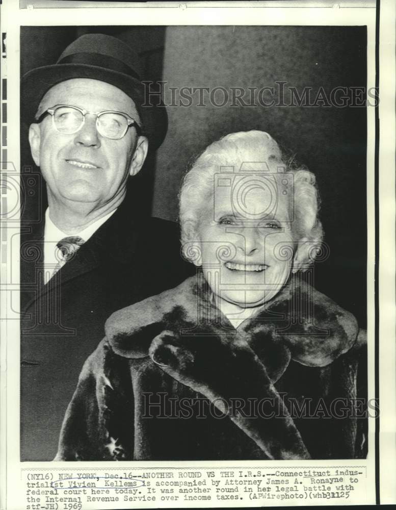 1969 Press Photo Vivien Kellems and attorney Ronayne enter federal court.