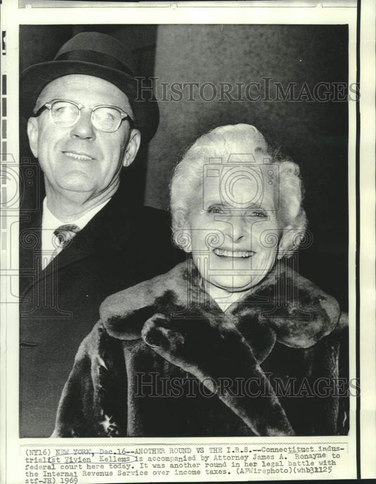 1969 Press Photo Vivien Kellems and attorney Ronayne enter federal court.