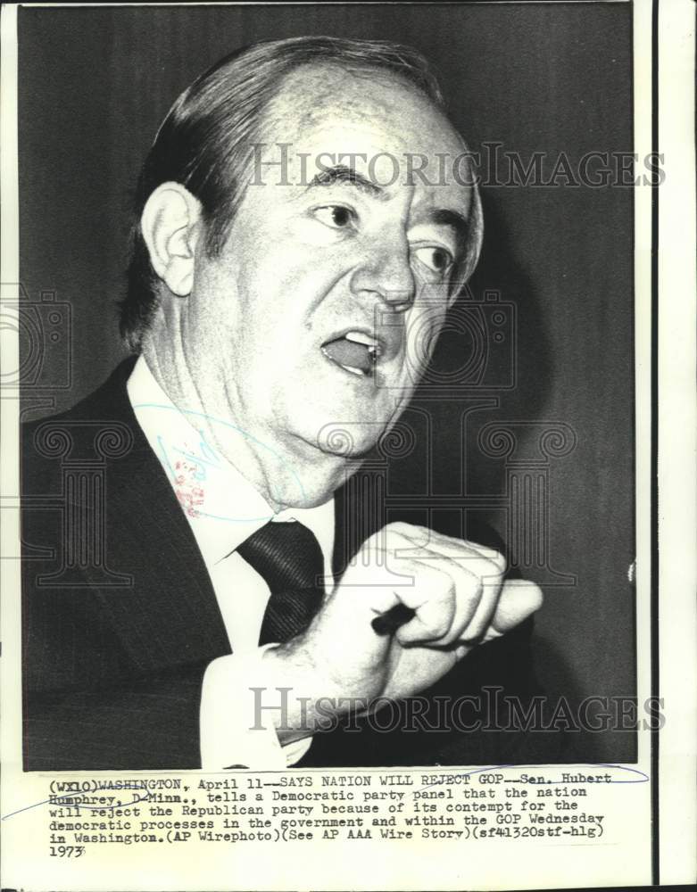 Load image into Gallery viewer, 1973 Press Photo Senator Humphrey speaks at Democratic Party panel in Washington

