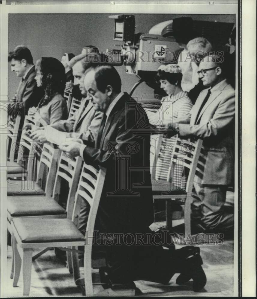 1968 Press Photo Vice President Humphrey kneels at Roman Catholic Mass.