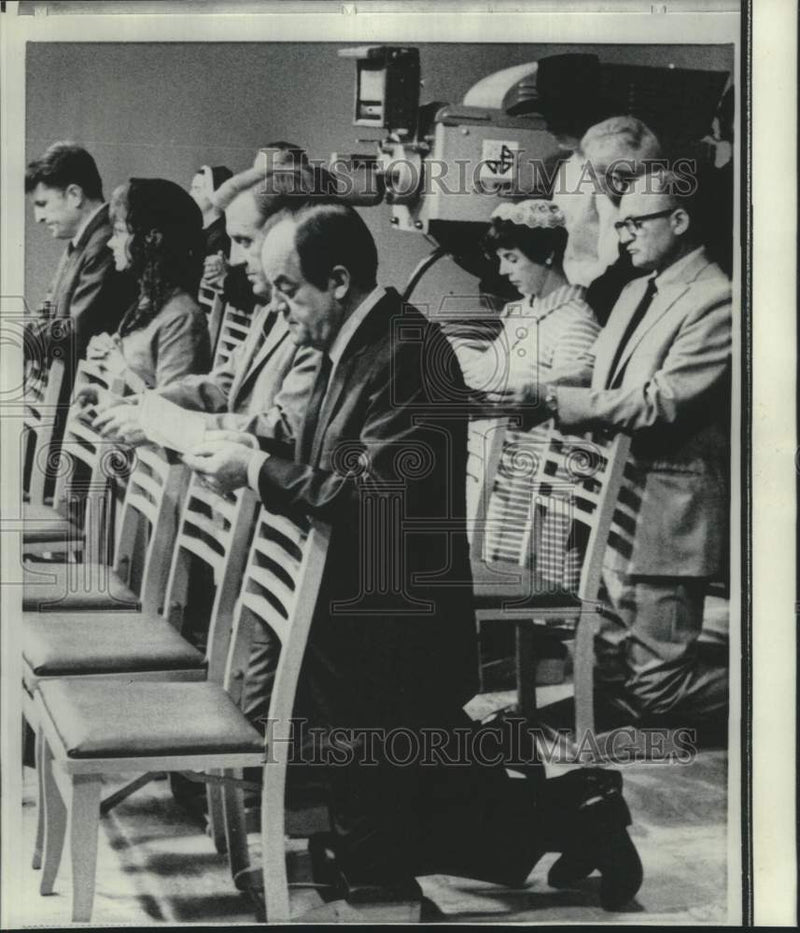 Load image into Gallery viewer, 1968 Press Photo Vice President Humphrey kneels at Roman Catholic Mass.
