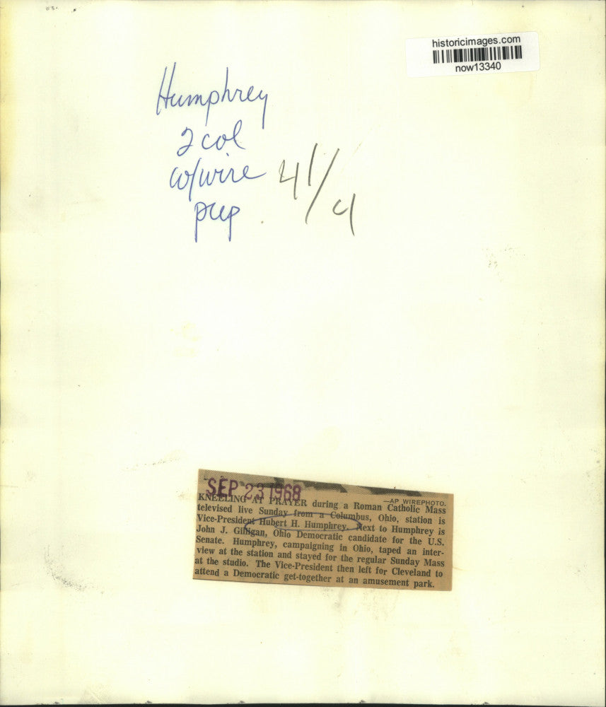 1968 Press Photo Vice President Humphrey kneels at Roman Catholic Mass.