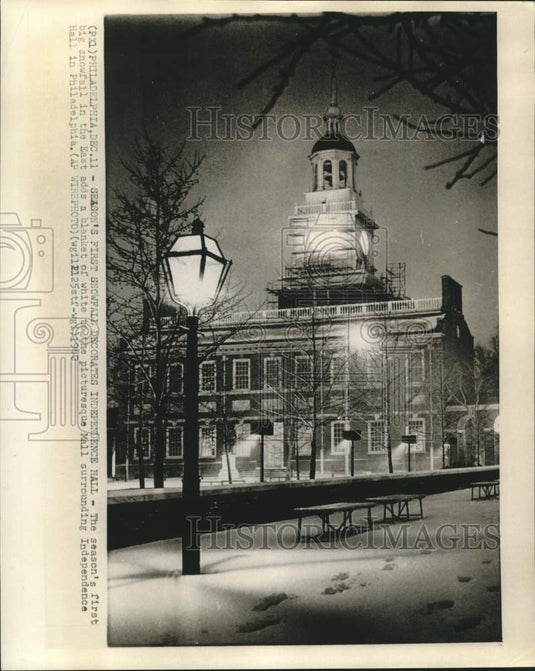 1960 Press Photo Winters first snowfall decorates Philadelphia Independence Hall