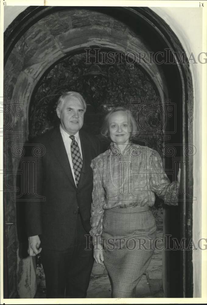 Load image into Gallery viewer, 1991 Press Photo Warren and Alice Ilchaan, both college presidents. - now13401

