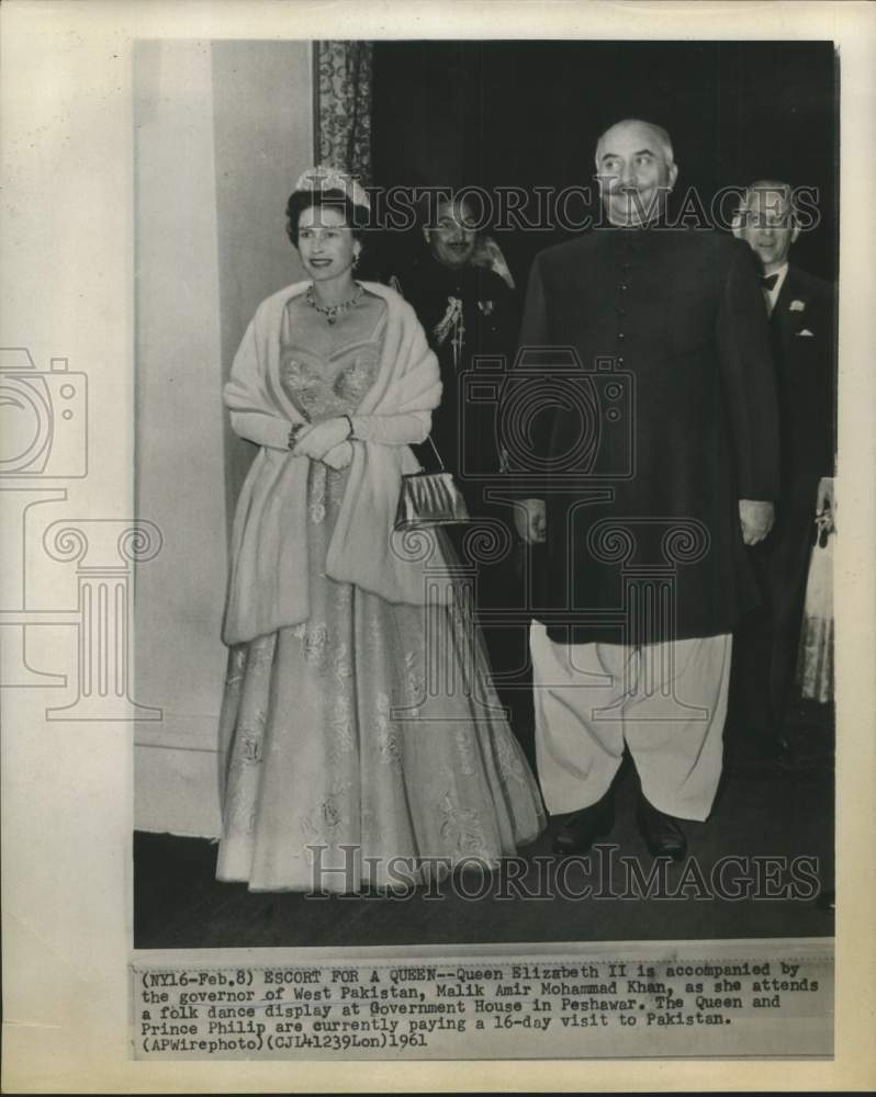 1961 Press Photo Pakistan&#39;s Malik Amir Khan escorts Queen Elizabeth II to event.
