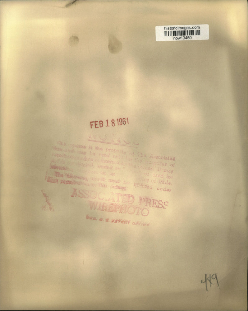 1961 Press Photo Pakistan's Malik Amir Khan escorts Queen Elizabeth II to event.