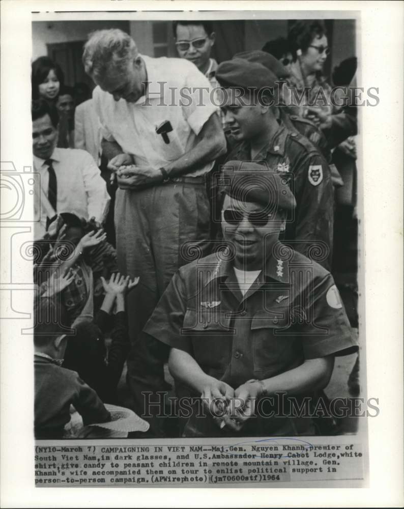 1964 Press Photo Major General Khanh and others in remote mountain village.