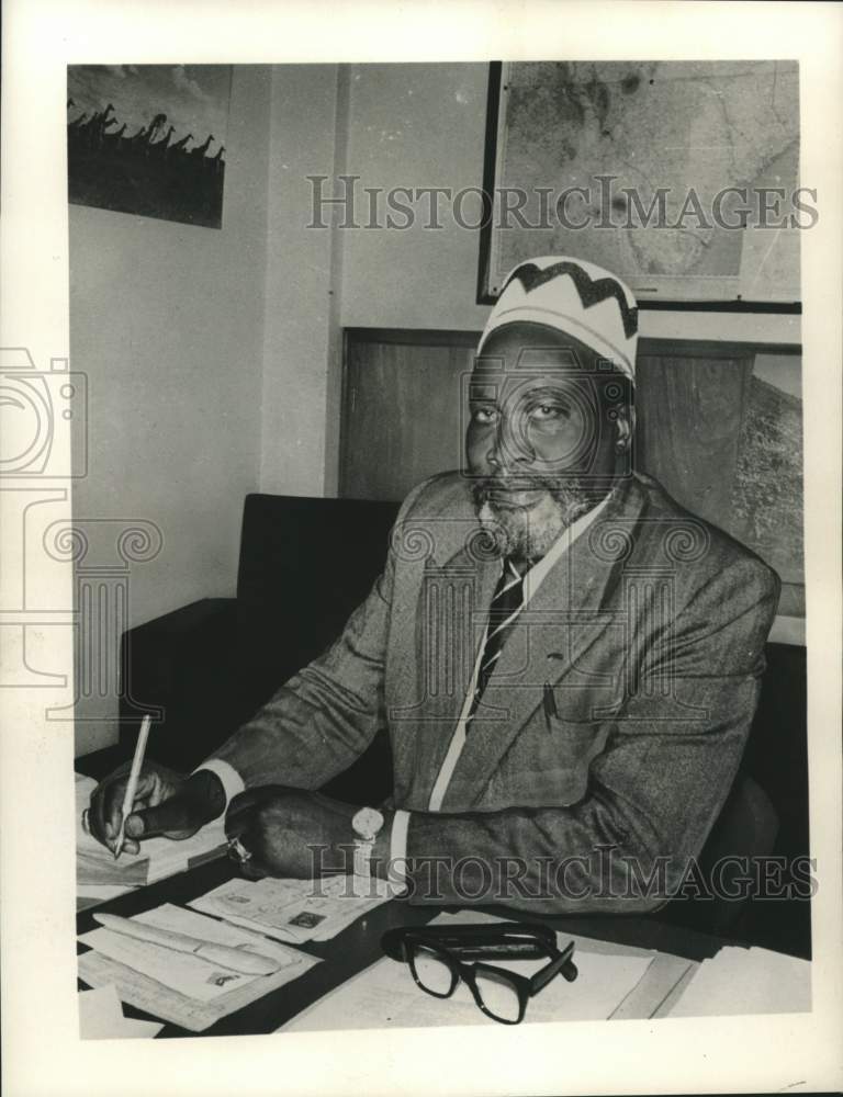 Load image into Gallery viewer, 1963 Press Photo Jomo Kenyatta sits in his office in Kenya. - now13549
