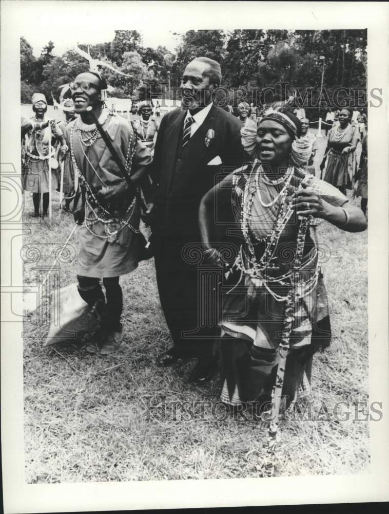 1970 Press Photo Politicking Kenya's President Kenyatta, joins tribal dancers