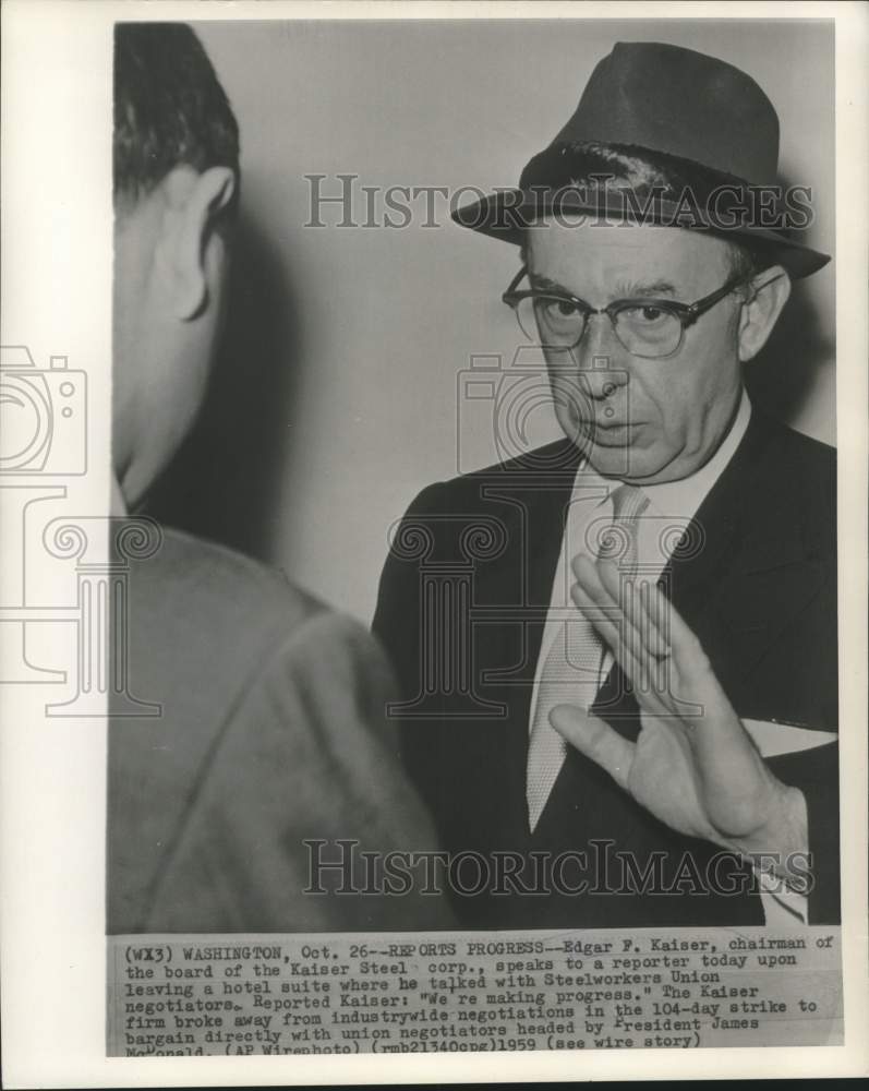 1959 Press Photo Kaiser Steel Corporation's chairman Edgar Kaiser with reporter.