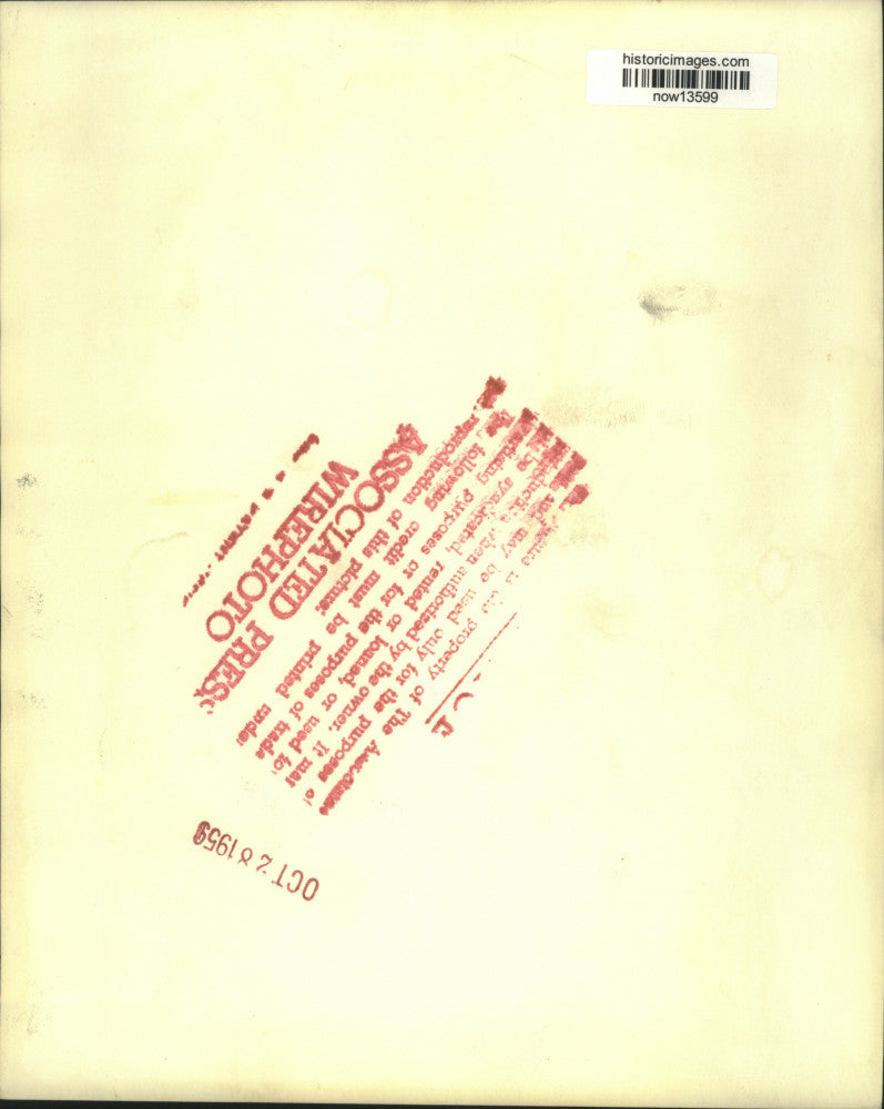 1959 Press Photo Kaiser Steel Corporation's chairman Edgar Kaiser with reporter.