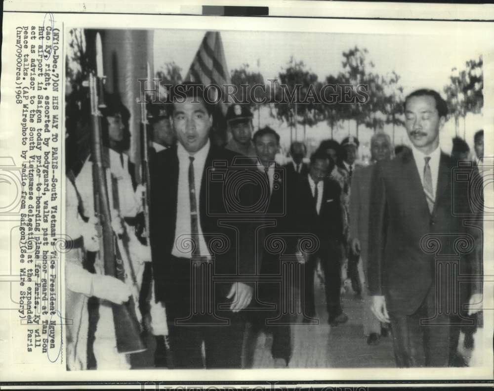 1968 Press Photo South Vietnam&#39;s Nguyen Cao Ky with bodyguard at airport.