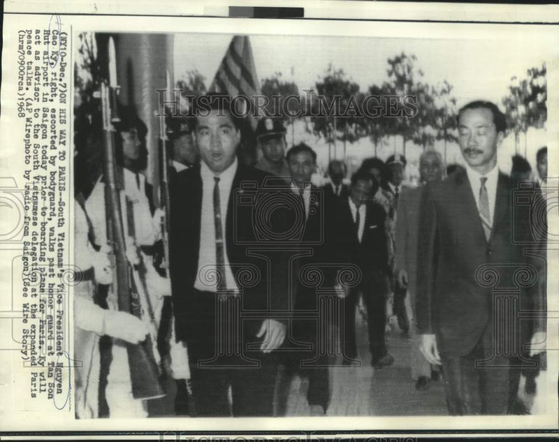 Load image into Gallery viewer, 1968 Press Photo South Vietnam's Nguyen Cao Ky with bodyguard at airport.
