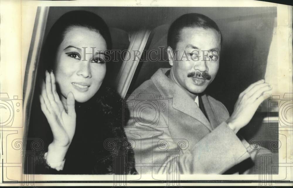 1968 Press Photo South Vietnamese Nguyen Cao Ky and wife wave from car in Paris