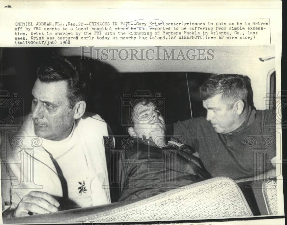 1968 Press Photo Suspected kidnapper grimaces from pain in FBI vehicle.