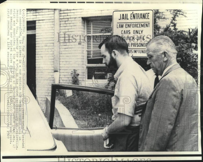 Load image into Gallery viewer, 1969 Press Photo Gary Steven Krist transported to Reidsville state penitentiary
