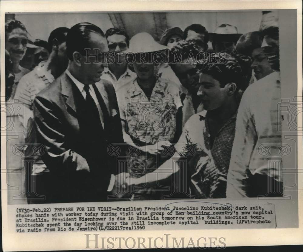 1960 Press Photo Brazilian President Juscelino Kubitschek greets capital workers