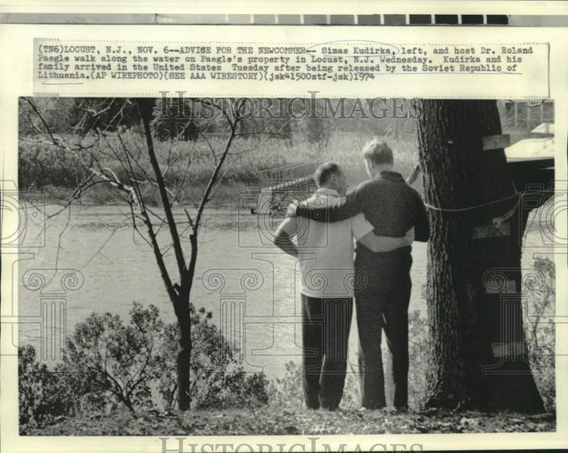 Load image into Gallery viewer, 1974 Press Photo Simas Kudirka of Lithuania walks with Dr. Roland Paegle in NJ.
