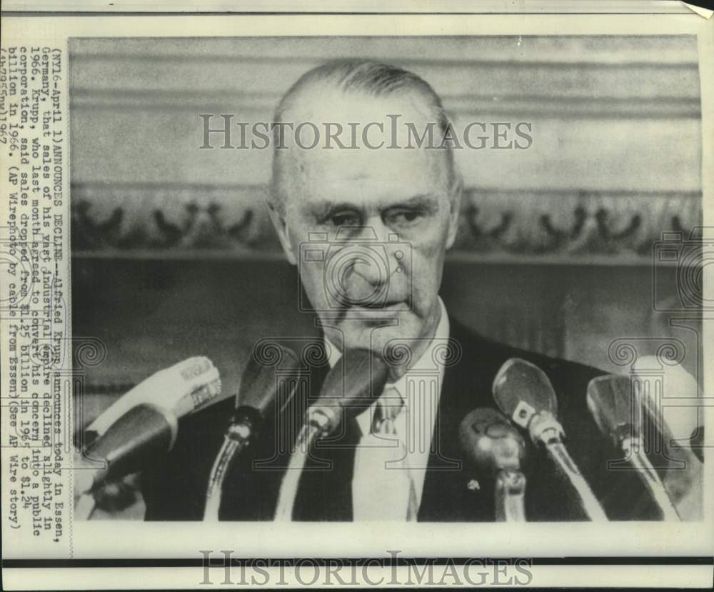 1967 Press Photo German Industrialist Alfried Krupp at news conference.
