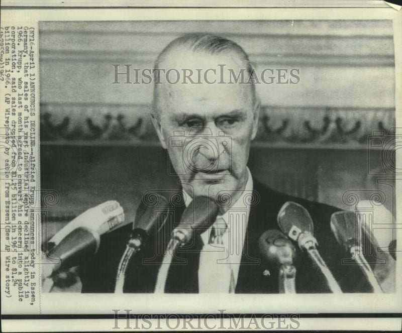 Load image into Gallery viewer, 1967 Press Photo German Industrialist Alfried Krupp at news conference.
