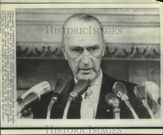 1967 Press Photo German Industrialist Alfried Krupp at news conference.