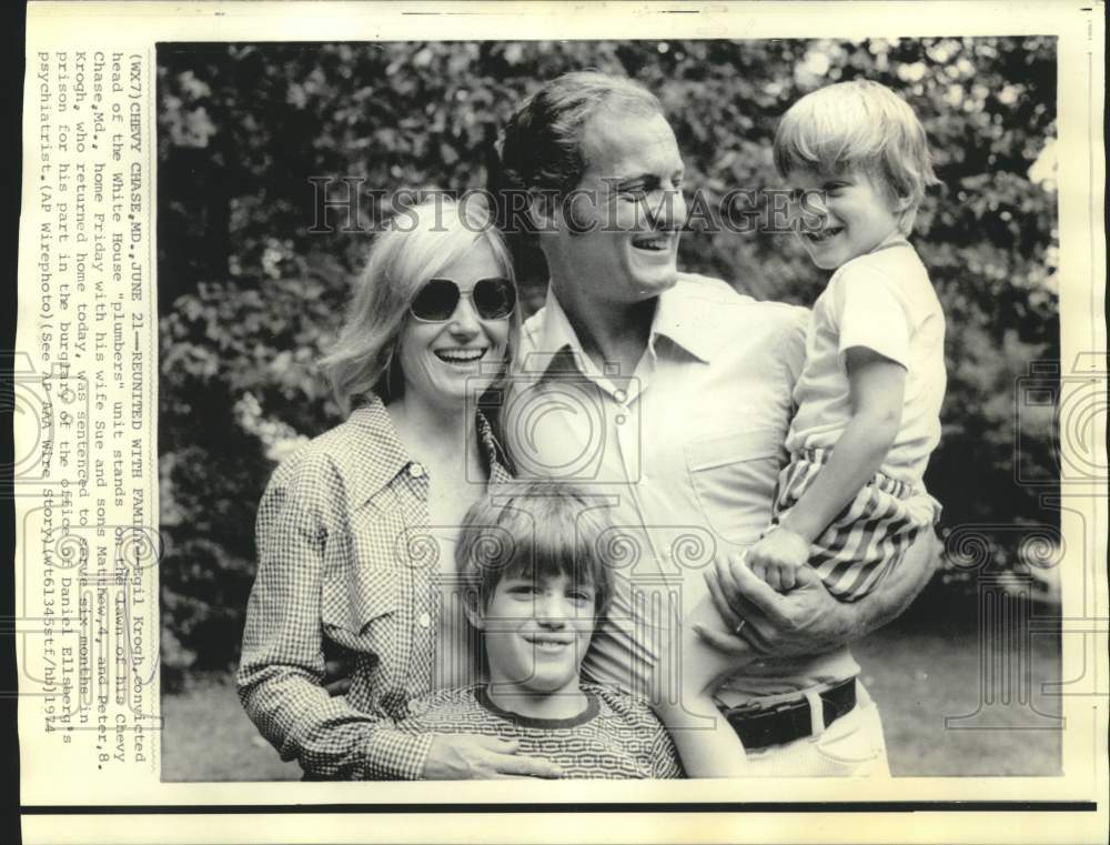 1974 Press Photo Convicted White House &quot;plumber,&quot; reunited with family