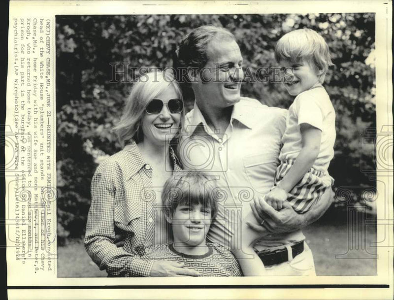 Load image into Gallery viewer, 1974 Press Photo Convicted White House "plumber," reunited with family
