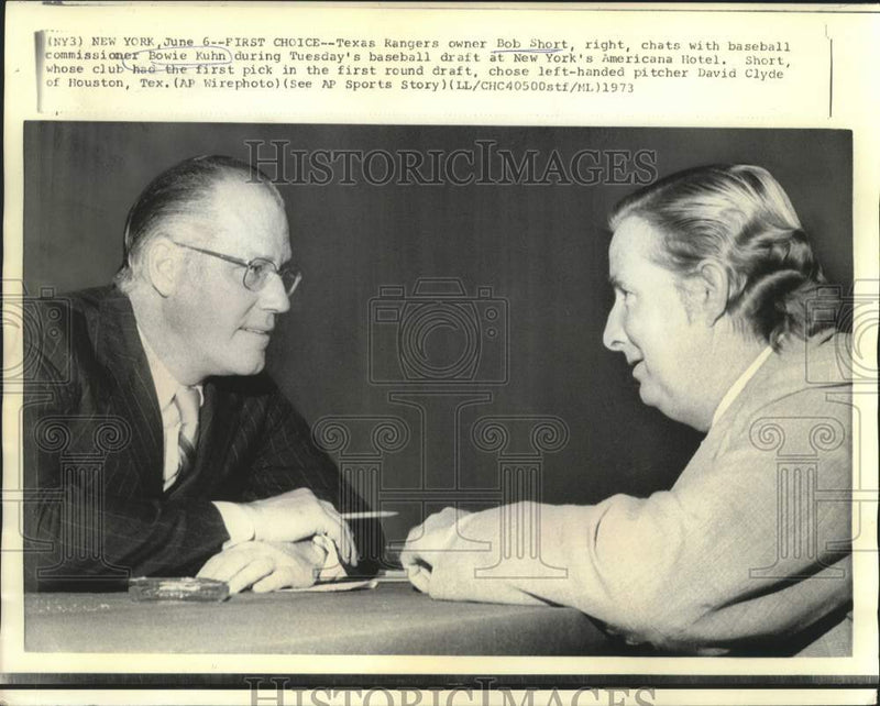 Load image into Gallery viewer, 1973 Press Photo Texas Rangers' Short chats with Commissioner Kuhn in New York.
