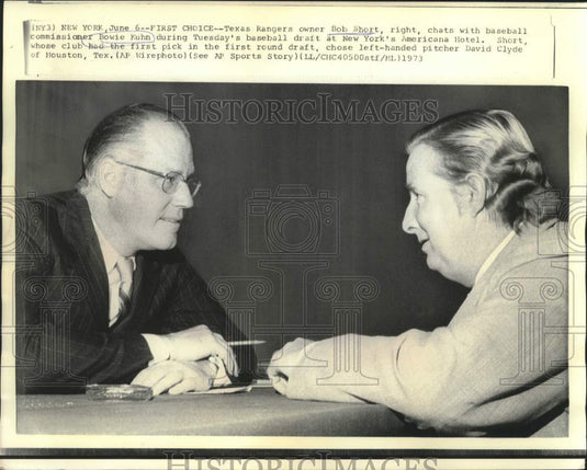 1973 Press Photo Texas Rangers' Short chats with Commissioner Kuhn in New York.