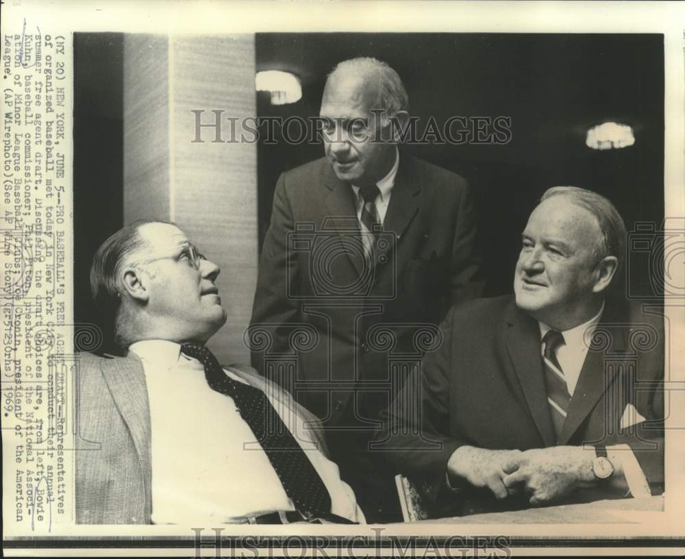 1969 Press Photo Baseball Commissioner Kruhn and others at free agent draft.