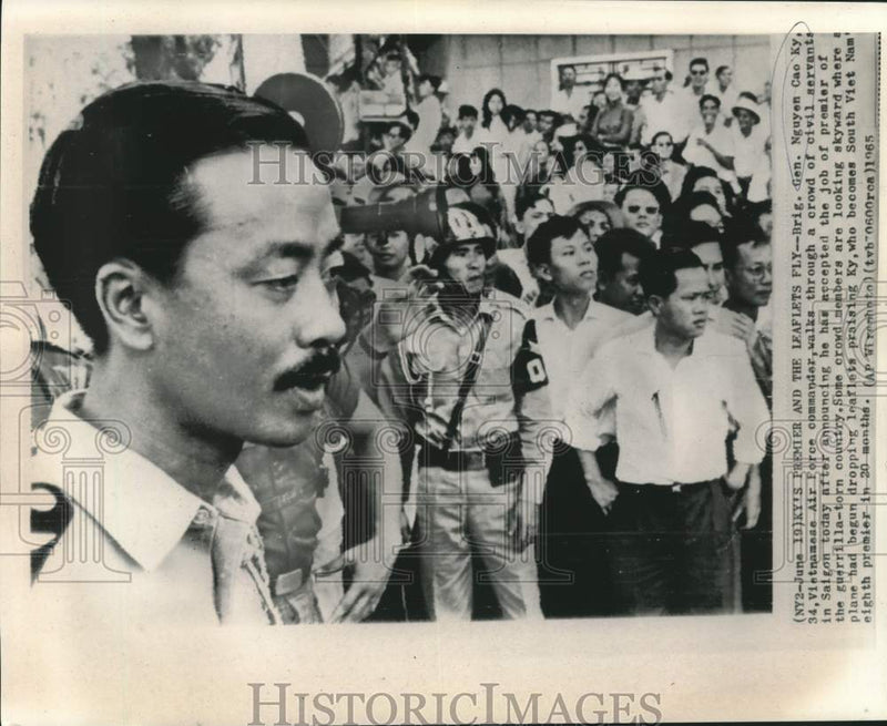 Load image into Gallery viewer, 1965 Press Photo South Vietnam's premier Ky with crowd as leaflets fly from sky
