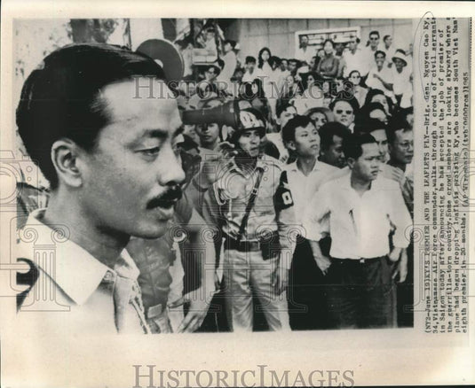 1965 Press Photo South Vietnam's premier Ky with crowd as leaflets fly from sky