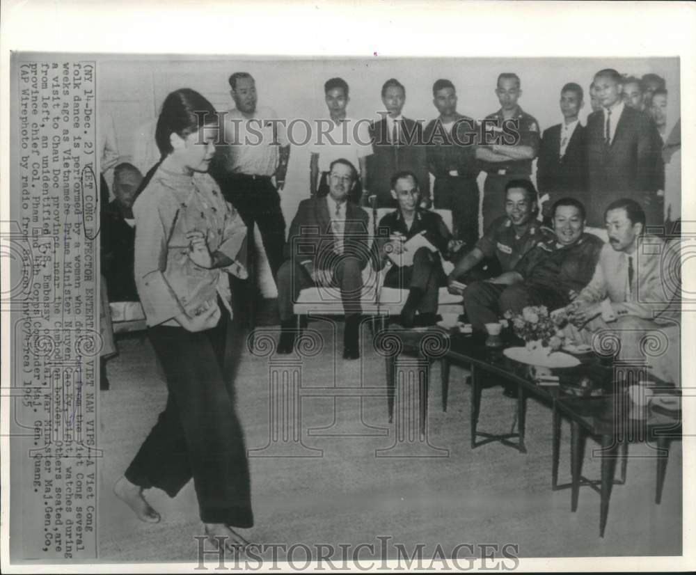 1965 Press Photo Viet Cong dance performed for Premier Ky and others at Chau Doc