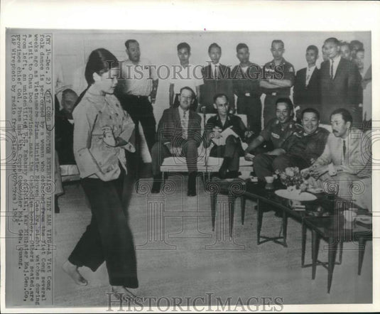 1965 Press Photo Viet Cong dance performed for Premier Ky and others at Chau Doc