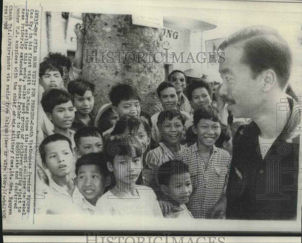 1966 Press Photo South Vietnam&#39;s Premier Nguyen Cao Ky with children in Da Nang